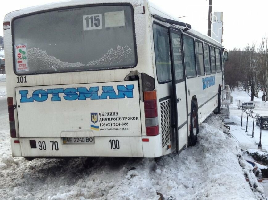 Маршрутка с пассажирами чудом не упала в Днепр