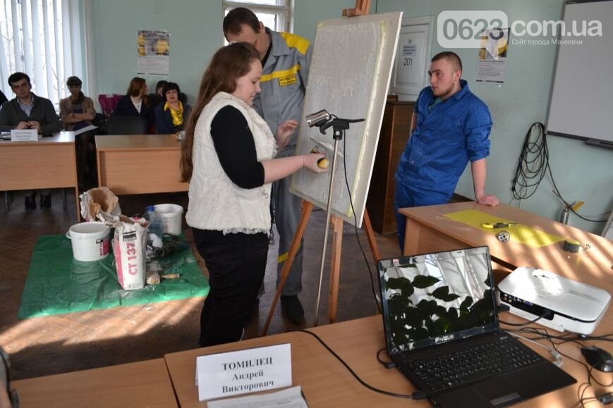 Школьница осваивает технологию