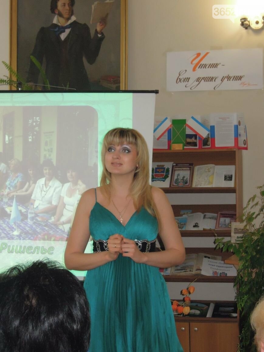 Крымская поэтесса презентовала свою новую книгу в Симферополе (ФОТО)