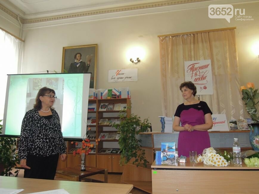 Крымская поэтесса презентовала свою новую книгу в Симферополе (ФОТО)