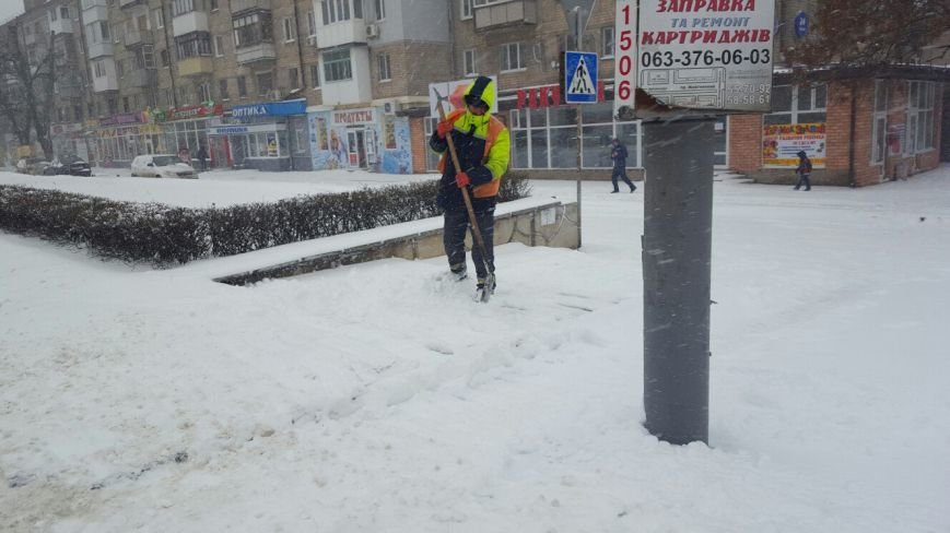 В Николаеве коммунальщики усилено убирают снег в Ленинском районе (ФОТО) (фото) - фото 1 В Николаеве коммунальщики усилено убирают снег в Ленинском районе (ФОТО) (фото) - фото 1