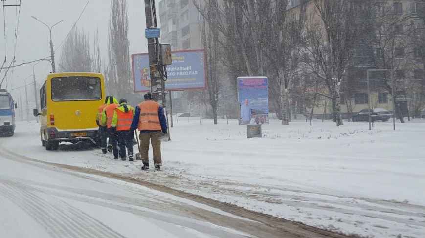 В Николаеве коммунальщики усилено убирают снег в Ленинском районе (ФОТО) (фото) - фото 4 В Николаеве коммунальщики усилено убирают снег в Ленинском районе (ФОТО) (фото) - фото 4