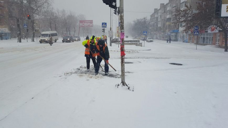 В Николаеве коммунальщики усилено убирают снег в Ленинском районе (ФОТО) (фото) - фото 5 В Николаеве коммунальщики усилено убирают снег в Ленинском районе (ФОТО) (фото) - фото 5