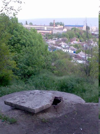 Люк под памятником Семенишина в Городском саду Люк под памятником Семенишина в Городском саду