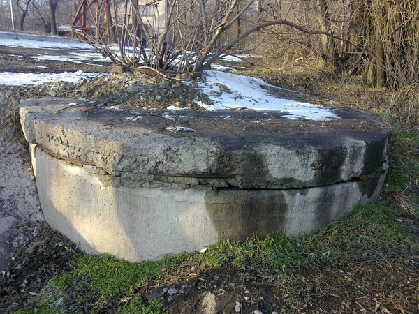 Люк под памятником Семенишину 1 Люк под памятником Семенишину 1