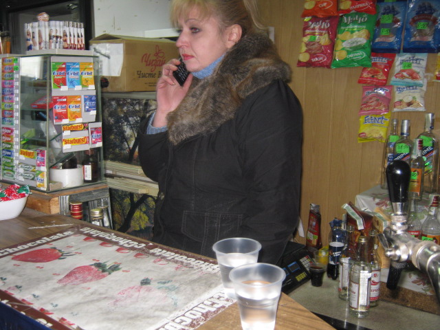 В Мариуполе проверили закусочные, которые спаивают работни..., фото-2 В Мариуполе проверили закусочные, которые спаивают работников комбината им. Ильича (ФОТО), фото-2