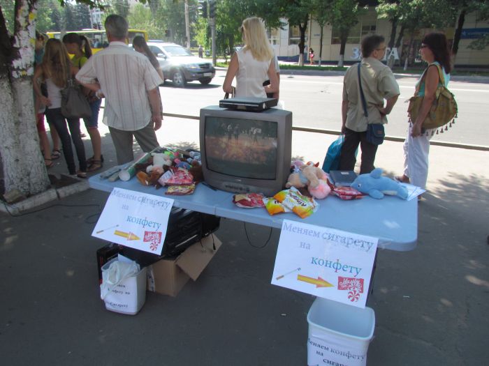 В Мариуполе горожан заставили поменять сигареты на конфеты..., фото-1 В Мариуполе горожан заставили поменять сигареты на конфеты (ФОТО), фото-1