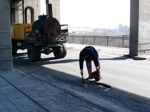В субботу на мосту Преображенского ремонтировали дорогу (ФОТО), фото-3 В субботу на мосту Преображенского ремонтировали дорогу (ФОТО), фото-3