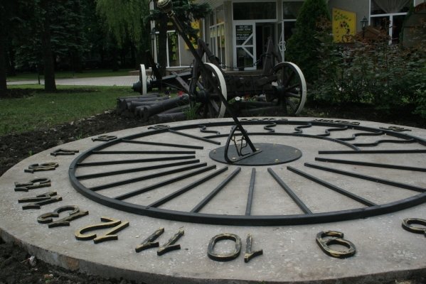 В центре Донецка установили солнечные часы (фото), фото-1 В центре Донецка установили солнечные часы (фото), фото-1