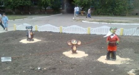 Словно в сказке: в Горловке можно встретить Крокодила Гену,..., фото-1 Словно в сказке: в Горловке можно встретить Крокодила Гену, Колобка и Карлсона, фото-1
