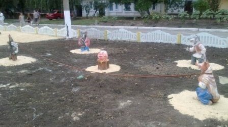 Словно в сказке: в Горловке можно встретить Крокодила Гену,..., фото-3 Словно в сказке: в Горловке можно встретить Крокодила Гену, Колобка и Карлсона, фото-3