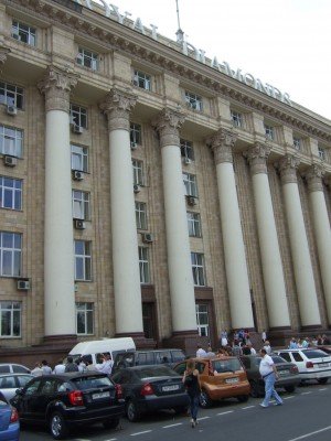 Обрушившийся карниз в центре Донецка чудом не убил женщину..., фото-3 Обрушившийся карниз в центре Донецка чудом не убил женщину с ребенком (фото), фото-3