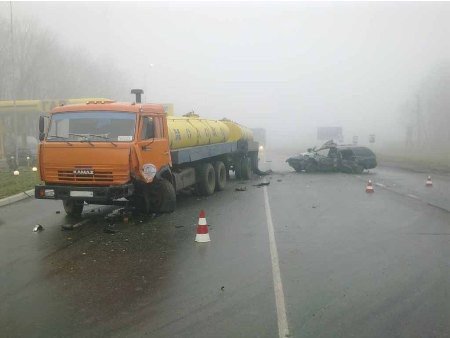 Под Харьковом «Форд» врезался в молоковоз, есть жертвы, фото-2 Под Харьковом «Форд» врезался в молоковоз, есть жертвы, фото-2