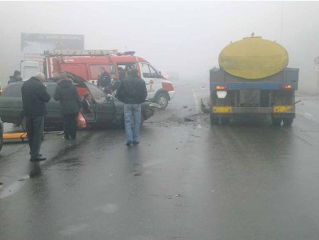 Под Харьковом «Форд» врезался в молоковоз, есть жертвы, фото-1 Под Харьковом «Форд» врезался в молоковоз, есть жертвы, фото-1