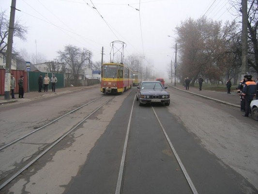В Житомирі на трамвайній зупинці в районі верхньої Польової..., фото-1 В Житомирі на трамвайній зупинці в районі верхньої Польової «Беха-сімка» збила 9-річного хлопчика, фото-1