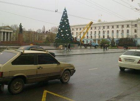 В Симферополе наряжают главную елку Крыма (ФОТОФАКТ), фото-4 В Симферополе наряжают главную елку Крыма (ФОТОФАКТ), фото-4