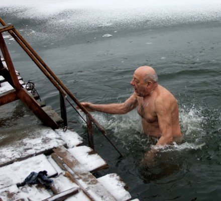 Донецкие моржи отметили год Кролика в воде (фото), фото-1 Донецкие моржи отметили год Кролика в воде (фото), фото-1