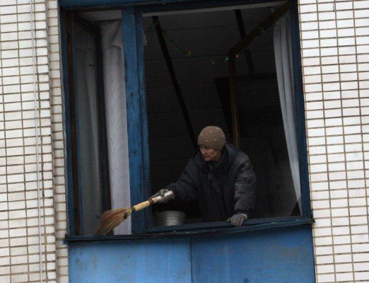 В Макеевке меняют окна после взрывов (фото), фото-1 В Макеевке меняют окна после взрывов (фото), фото-1