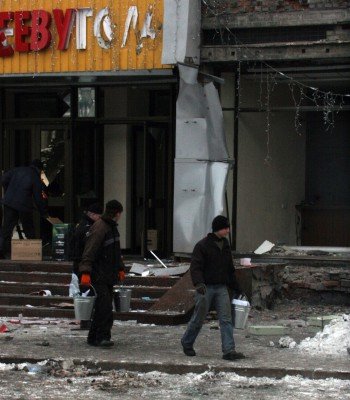 В Макеевке меняют окна после взрывов (фото), фото-3 В Макеевке меняют окна после взрывов (фото), фото-3