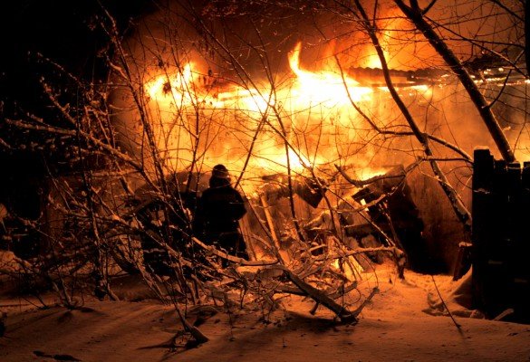В центре Донецка рядом со зданием милицейского спецназа буш..., фото-2 В центре Донецка рядом со зданием милицейского спецназа бушевал пожар (фото), фото-2