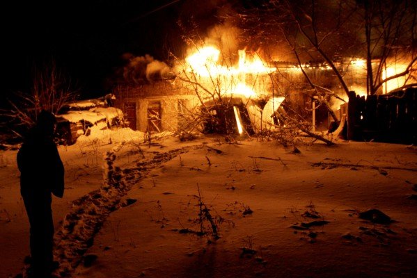 В центре Донецка рядом со зданием милицейского спецназа буш..., фото-1 В центре Донецка рядом со зданием милицейского спецназа бушевал пожар (фото), фото-1