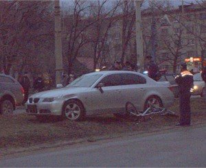 В Луганске возле «Макдональдса» иномарка сбила велосипедист..., фото-1 В Луганске возле «Макдональдса» иномарка сбила велосипедиста (ФОТО), фото-1