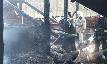 У Великодню п'ятницю на Тернопільщині горіла школа, фото-4 У Великодню п'ятницю на Тернопільщині горіла школа, фото-4