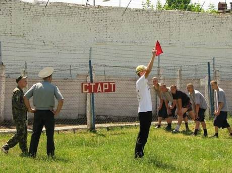 В харьковской «зоне» проверили, кто из заключенных лучше б..., фото-1 В харьковской «зоне» проверили, кто из заключенных лучше бегает и приседает (ФОТО), фото-1