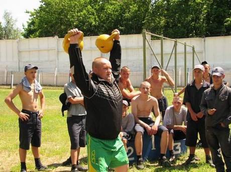 В харьковской «зоне» проверили, кто из заключенных лучше б..., фото-8 В харьковской «зоне» проверили, кто из заключенных лучше бегает и приседает (ФОТО), фото-8