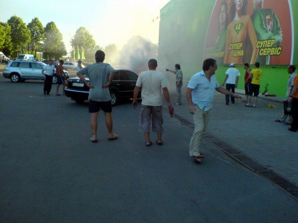 В Івано-Франківську біля супермаркету загорівся автомобіль..., фото-1 В Івано-Франківську біля супермаркету загорівся автомобіль (ФОТО), фото-1