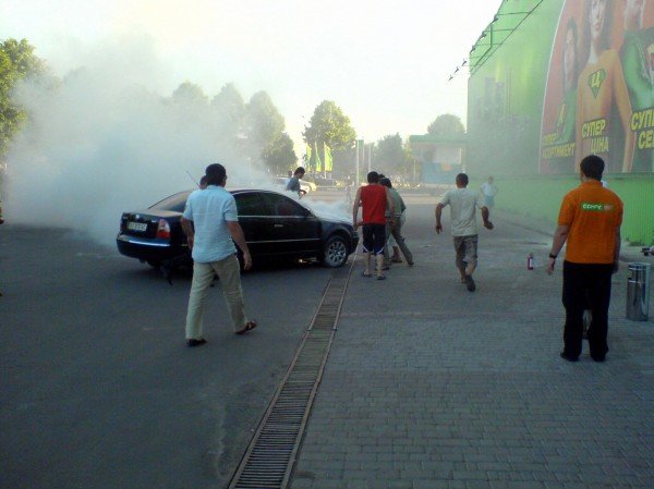 В Івано-Франківську біля супермаркету загорівся автомобіль..., фото-2 В Івано-Франківську біля супермаркету загорівся автомобіль (ФОТО), фото-2