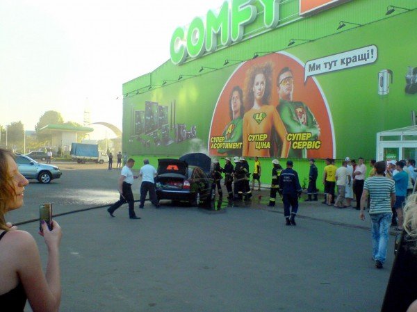 В Івано-Франківську біля супермаркету загорівся автомобіль..., фото-3 В Івано-Франківську біля супермаркету загорівся автомобіль (ФОТО), фото-3