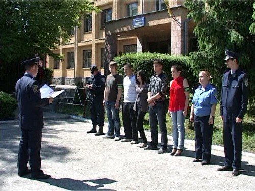 В Ужгороді студенти допомагають міліції знайти хуліганів і..., фото-1 В Ужгороді студенти допомагають міліції знайти хуліганів і самогонників (ФОТО), фото-1