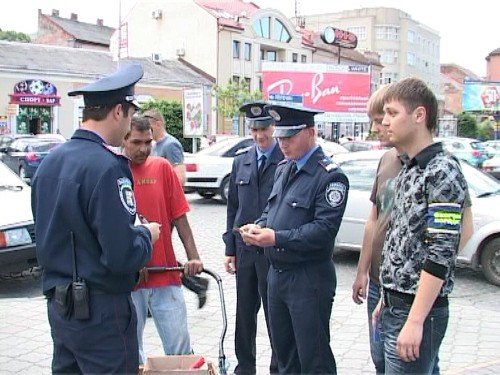 В Ужгороді студенти допомагають міліції знайти хуліганів і..., фото-3 В Ужгороді студенти допомагають міліції знайти хуліганів і самогонників (ФОТО), фото-3