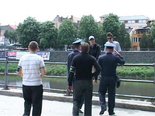 В Ужгороді студенти допомагають міліції знайти хуліганів і..., фото-4 В Ужгороді студенти допомагають міліції знайти хуліганів і самогонників (ФОТО), фото-4
