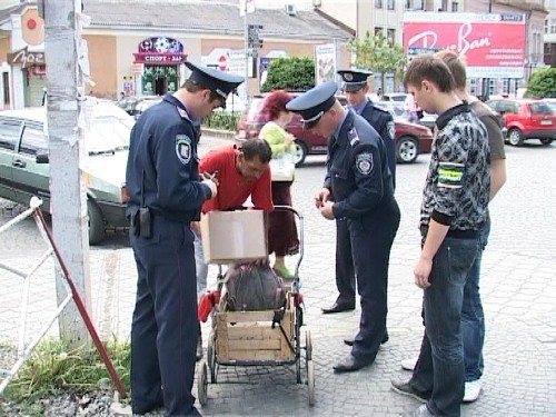 В Ужгороді студенти допомагають міліції знайти хуліганів і..., фото-5 В Ужгороді студенти допомагають міліції знайти хуліганів і самогонників (ФОТО), фото-5