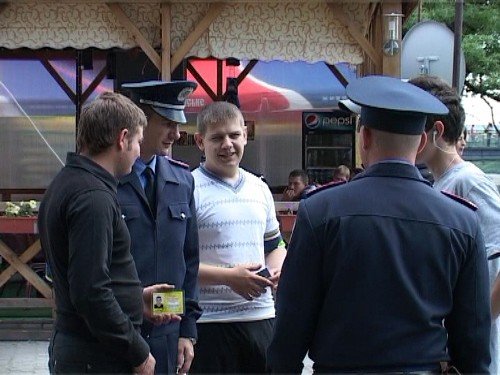 В Ужгороді студенти допомагають міліції знайти хуліганів і..., фото-6 В Ужгороді студенти допомагають міліції знайти хуліганів і самогонників (ФОТО), фото-6