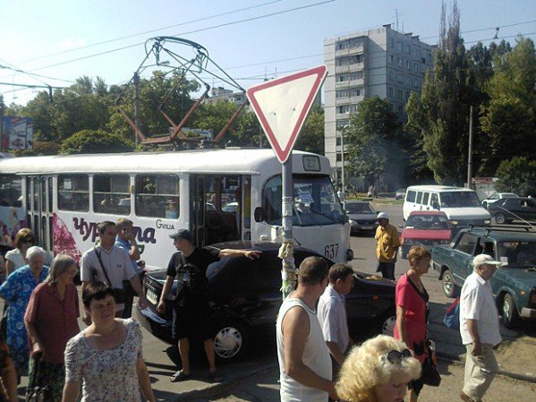 ДТП на Героев труда в Харькове. «Ланос» не уступил дорогу..., фото-1 ДТП на Героев труда в Харькове. «Ланос» не уступил дорогу трамваю (ФОТО), фото-1