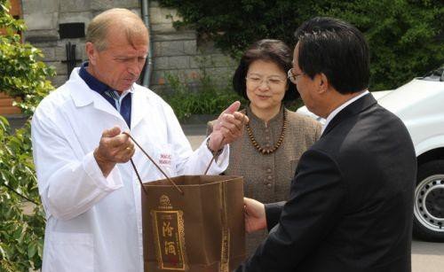 В Ялте посол Китая подарил руководителю «Массандры» коллекционную водку (ФОТО), фото-2