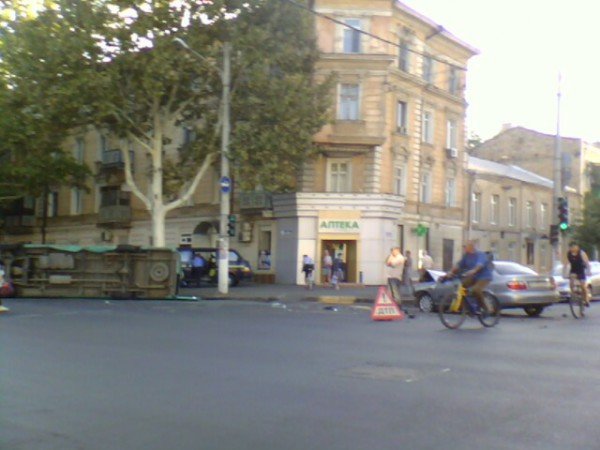 Вчера в Одессе произошло очередное ДТП с участием маршрутки..., фото-2 Вчера в Одессе произошло очередное ДТП с участием маршрутки (фото), фото-2