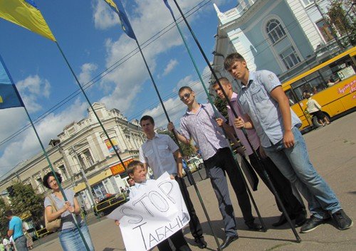 У Житомирі молодь запустила Табачника у космос, фото-1 У Житомирі молодь запустила Табачника у космос, фото-1