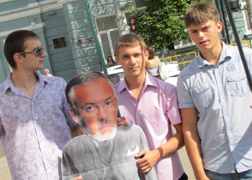 У Житомирі молодь запустила Табачника у космос, фото-3 У Житомирі молодь запустила Табачника у космос, фото-3