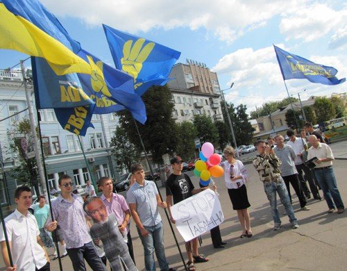 У Житомирі молодь запустила Табачника у космос, фото-4 У Житомирі молодь запустила Табачника у космос, фото-4