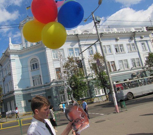 У Житомирі молодь запустила Табачника у космос, фото-6 У Житомирі молодь запустила Табачника у космос, фото-6