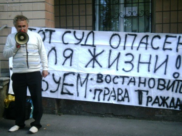Вчера луганчане требовали перевести Ленинский райсуд в друг..., фото-1 Вчера луганчане требовали перевести Ленинский райсуд в другое здание (фото), фото-1