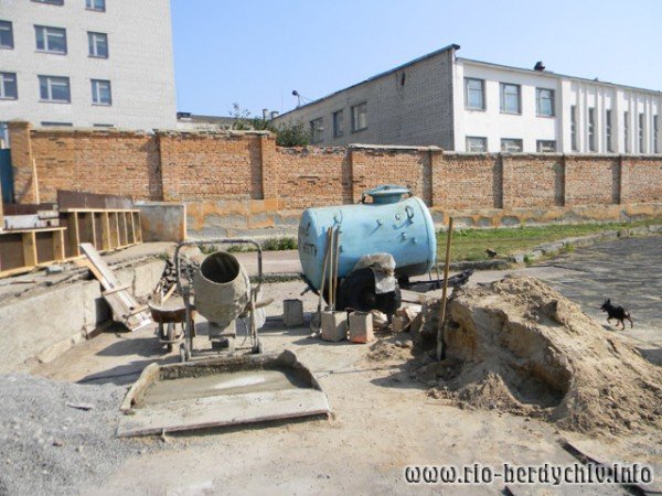 Чи завершиться у Бердичеві реконструкція стадіону ДЮСШ до Є..., фото-2 Чи завершиться у Бердичеві реконструкція стадіону ДЮСШ до ЄВРО-2012? Фото, фото-2