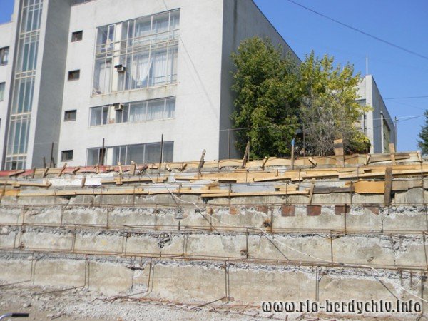 Чи завершиться у Бердичеві реконструкція стадіону ДЮСШ до Є..., фото-3 Чи завершиться у Бердичеві реконструкція стадіону ДЮСШ до ЄВРО-2012? Фото, фото-3