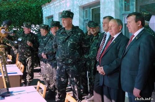 Губернатору Житомирщины подарили именной пистолет Макарова..., фото-1 Губернатору Житомирщины подарили именной пистолет Макарова (ФОТО), фото-1