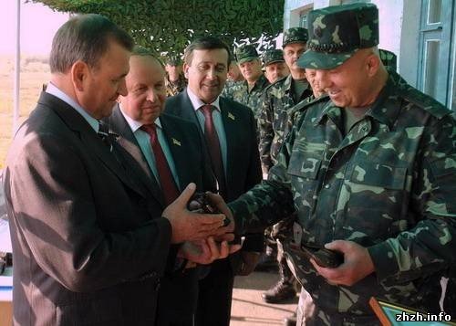 Губернатору Житомирщины подарили именной пистолет Макарова..., фото-2 Губернатору Житомирщины подарили именной пистолет Макарова (ФОТО), фото-2