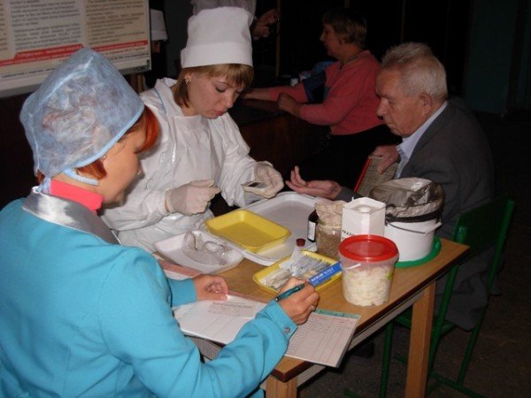 Горловчане в День сердца измеряли уровень глюкозы в крови и..., фото-2 Горловчане в День сердца измеряли уровень глюкозы в крови и артериальное давление (фоторепортаж), фото-2